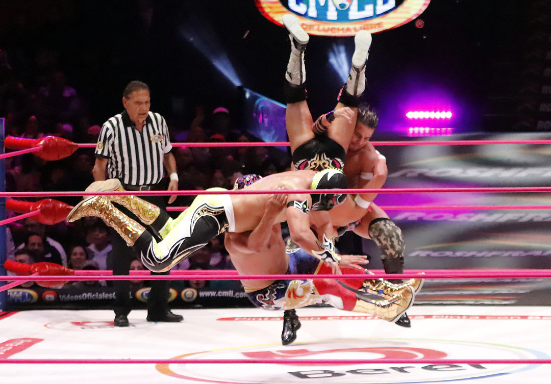 valiente y angel de oro vs mascara dorada y titan (1)