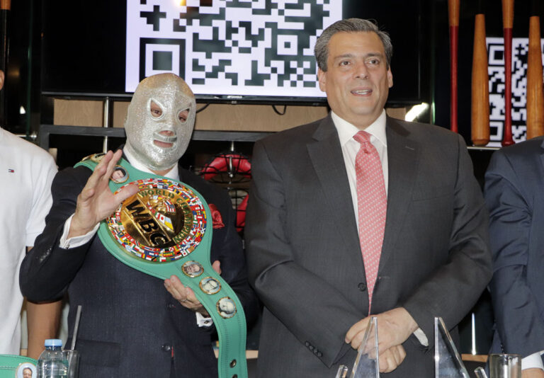 hijo del santo en WBC (8)