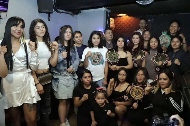 conferencia de prensa puños rosas XV años (11)