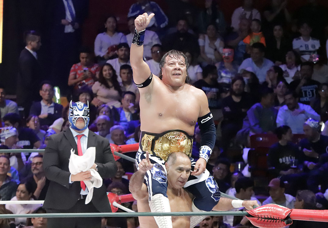 ultimo guerrero vs blue panther (1)