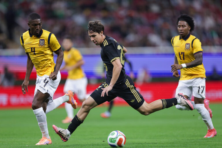 mexico vs ecuador (2)