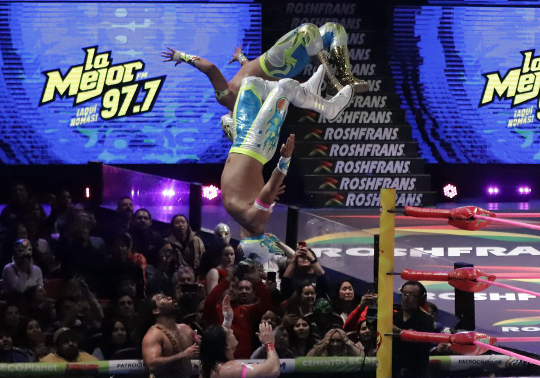 neon y mascara doarada vs barbaro cavernario y angel de oro (1)