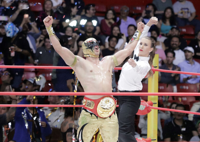 mascara dorada campeon universal 2026 (1)