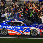 Suárez brinda su triunfo a Kyle Busch.
