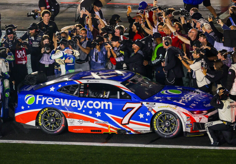 Suárez brinda su triunfo a Kyle Busch.