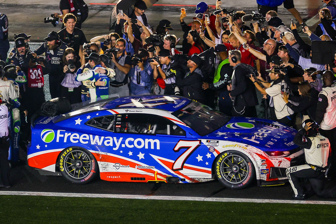 Suárez brinda su triunfo a Kyle Busch.