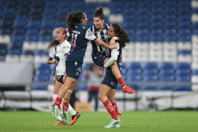 rayadas vs pumas femenil (1)